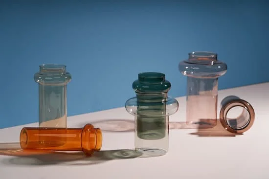 Step-by-step guide showing how to decorate mugs at home with creative techniques