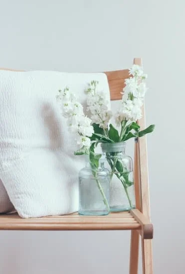 Straightforward step-by-step guide on how to decorate a gift basket at home