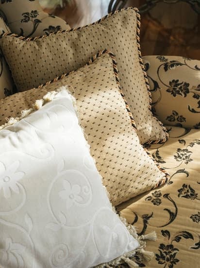 Step-by-step guide on how to decorate your home for fall with cozy and autumn-inspired accents