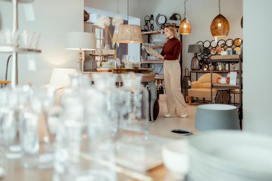 Suggestions for decorating clay pots at home using various techniques and creative ideas