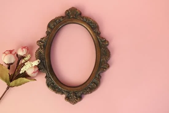What is the average cost for hiring a home decorator?