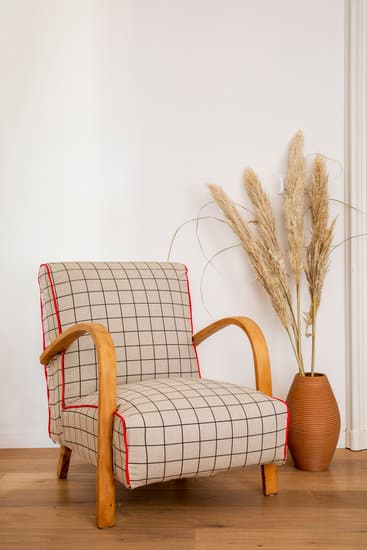 Step-by-step guide on how to creatively decorate plain t-shirts at home