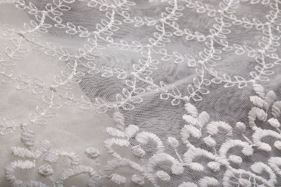 Navy blue home decor: Complement with shades of silver and white for sophisticated elegance