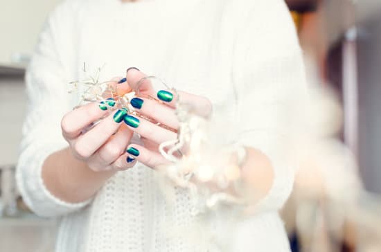 Step-by-step guide on creating beautiful paper flowers for home decoration