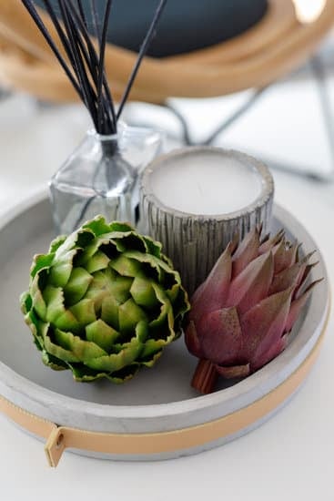 Step-by-step guide on how to decorate a stylish living room in a mobile home