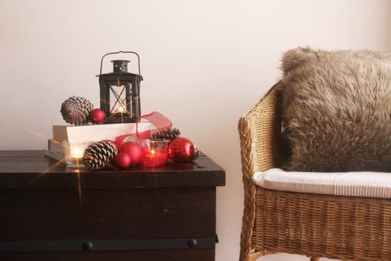 Step-by-step guide on how to decorate a chocolate cake at home for delicious results!