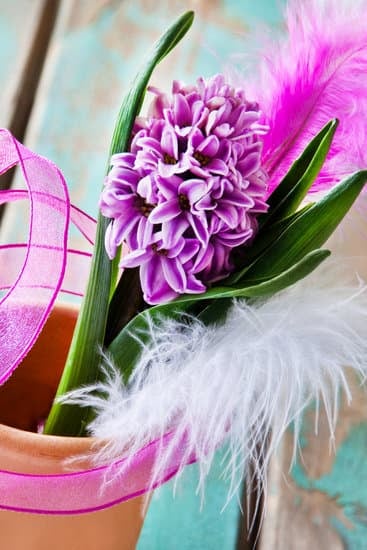How to Decorate Home for Easter: Lovely Spring-themed decorations and colorful Easter egg arrangements