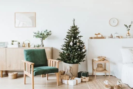 Tips for Who to Decorate a Home: Consult with interior designer for expert advice