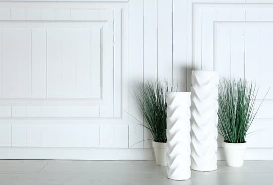 Small nursing home room: use space-saving furniture and light colors for cozy decor