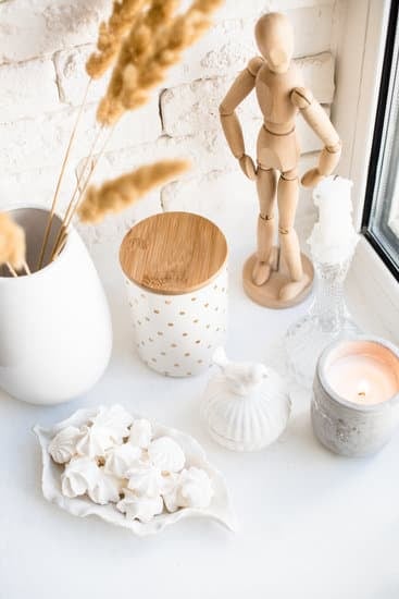 How to Store Extra Home Decor 1 Organize and preserve your extra home decor for future use. How to store extra home decor efficiently