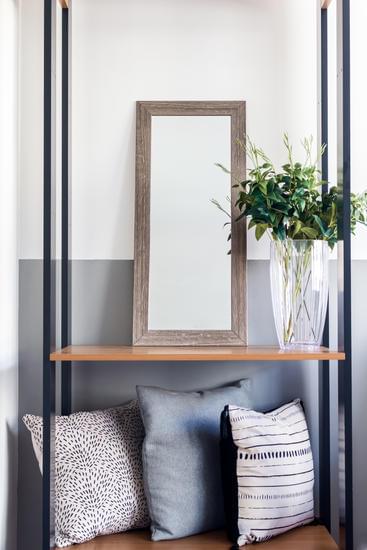 Step-by-step guide for how to decorate muffins at home with frosting and sprinkles