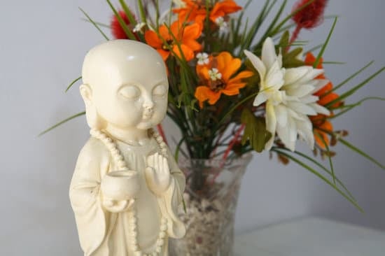 Step-by-step guide on how to decorate iPhone 12 home screen with custom wallpapers and widgets