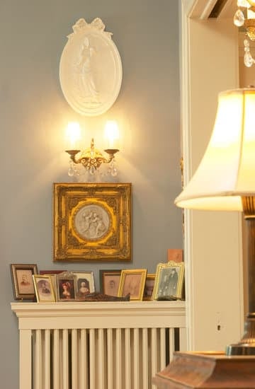 How to Decorate Your Home Outside for Christmas: Festive Lighting, Wreaths, and Inflatable Decorations