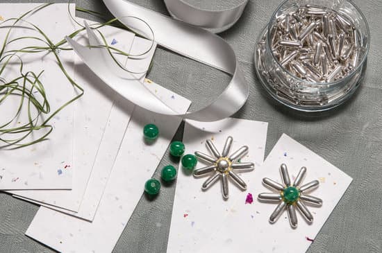 Step-by-step guide on how to decorate a home bar for Christmas with festive ornaments and cozy lighting