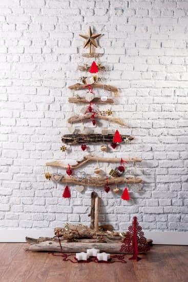 Step-by-step guide for how to decorate your home for Christmas outside