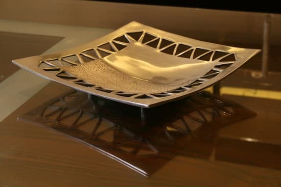 How to decorate a home bar room with elegant furniture and stylish accessories for a modern look