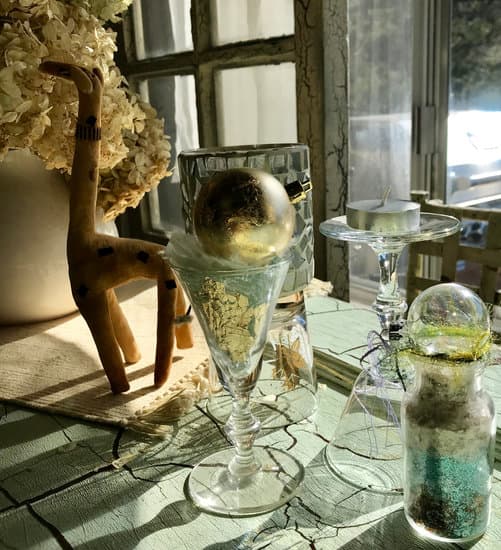 2021 Home Decor Trend: Vibrant and Earthy Tones