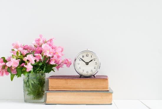 Stylish Home Decor: Coordinating Burgundy and Red for a Timeless Look