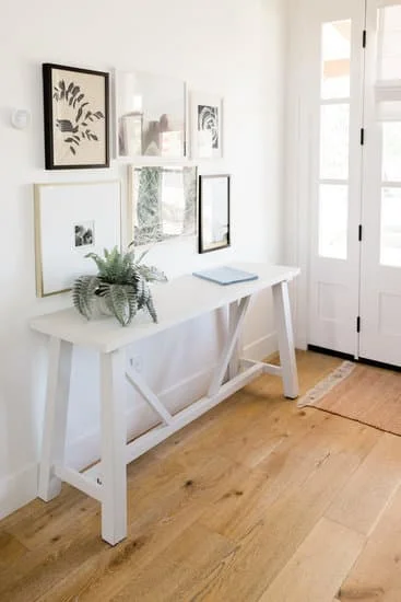 Buffalo check colors mix in home decor, creating a cozy, rustic vibe