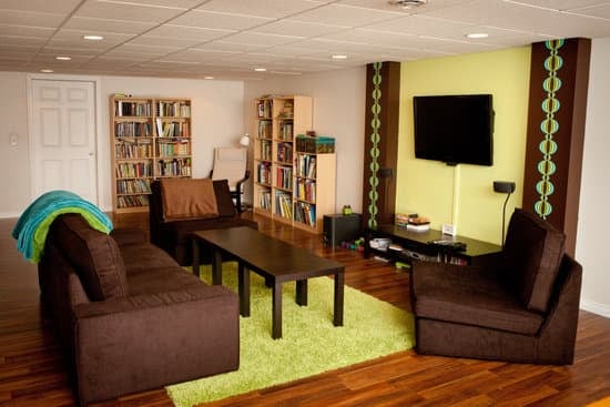 Home decorating trend: designers opt for daylight bulbs to brighten spaces. #DaylightBulbs #HomeDecor #DesignTrend