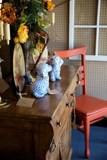 Affordable home decor tips: HOW TO DECORATE YOUR HOME WITHOUT SPENDING MONEY. Emphasize creativity, upcycling, and DIY projects