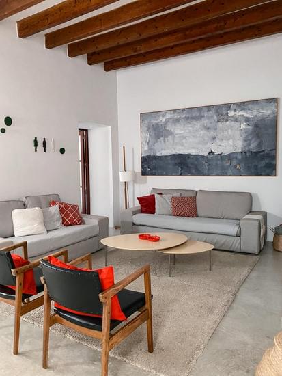 How do Europeans decorate their homes: traditional, minimalist, and eclectic styles