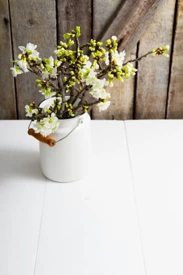 How to Decorate Home-Baked Cake with Fondant and Buttercream