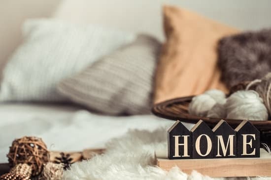 Step-by-step guide on how to decorate a glass vase at home using affordable materials