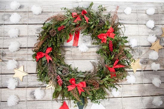 Step-by-step guide to decorating a Craftsman style home for Christmas with timeless charm and traditional touches