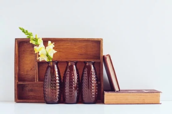 vintage floral décor, art deco accents, Gatsby-inspired theme