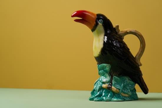 Diwali home decoration guide in Hindi with traditional diyas and rangoli designs