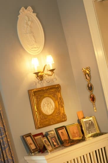 Step-by-step guide on how to decorate a 1910 home with period-appropriate furnishings and decor