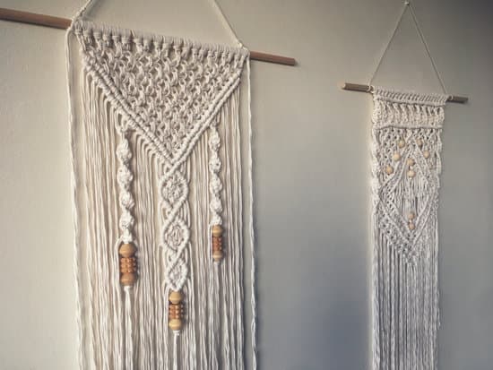 Step-by-step guide on how to create a home decor blog, including design ideas and tips