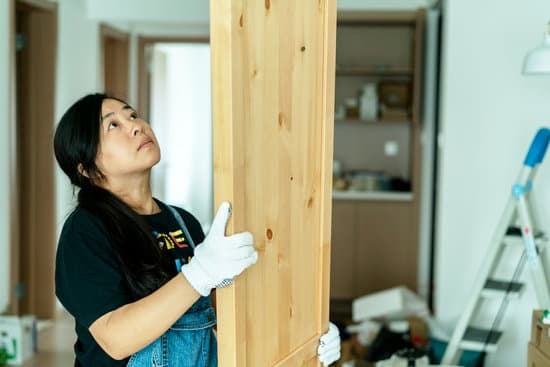 accentuate the room's style and size