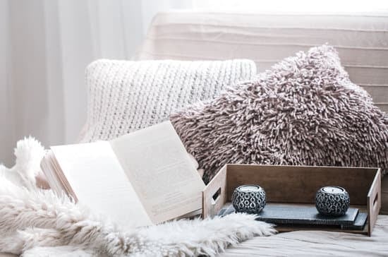 Charming home decor inspired by an English cottage style, perfect for creating a cozy atmosphere