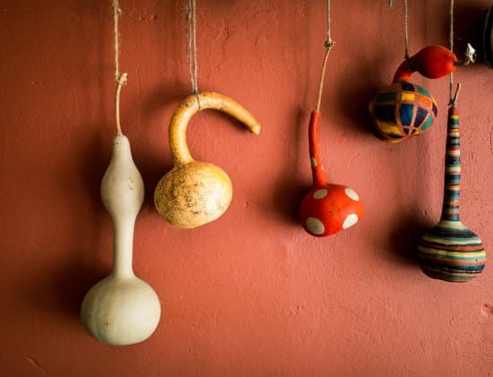 Step-by-step guide on how to decorate our home garden with beautiful plants and accessories