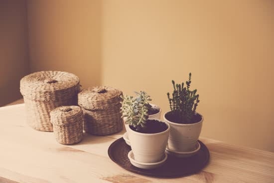 Step-by-step guide on how to decorate wall in office space at home