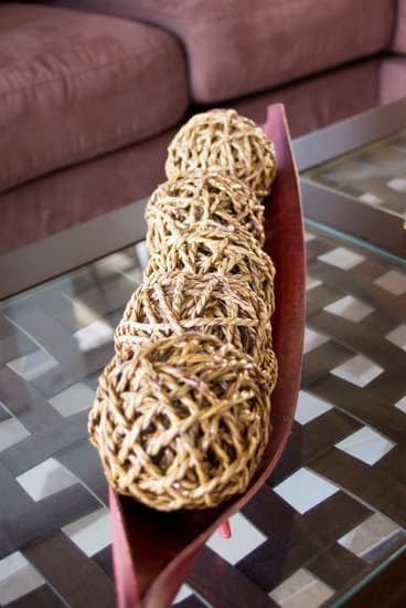Step-by-step guide on how to decorate wedding cakes at home with ease